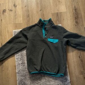 Patagonia Men's Black and Teal Crewneck Sweater